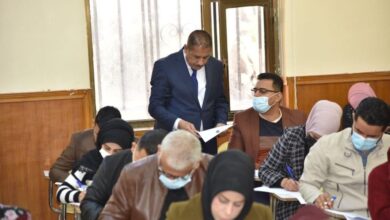 صورة رئيس جامعة القادسية يتفقد سير الامتحانات الحضورية لطلبة الدراسات العليا في كلية العلوم
