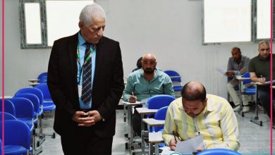صورة الأستاذ المتمرس الدكتور عبد الزهرة الربيعي يتفقد القاعات الامتحانية ويوصي بتوفير الخدمات للطلبة .