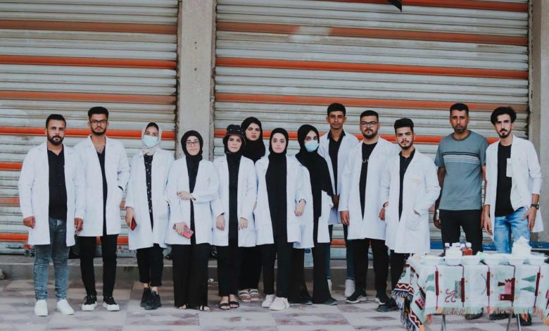 صورة طلبة كلية الحلة الجامعة يشاركون في تقديم الخدمات الطبية والعلاجية للمواكب الحسينية من خلال مفرزة منصة شموع طبيه
