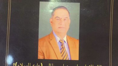 صورة قاضي الادعاء العام في محكمة استئناف الديوانية يهدي رئيس جامعة القادسية أحد مؤلفاته الحديثة في احكام القضاء.