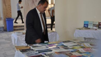 صورة عميد كلية الآداب بجامعة القادسية يفتتح معرض للكتاب في الكلية