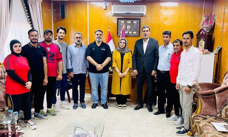 صورة عميد كلية التربية البدنية وعلوم الرياضة بجامعة القادسية يستقبل فريق مسابقة التحدي الكبير .