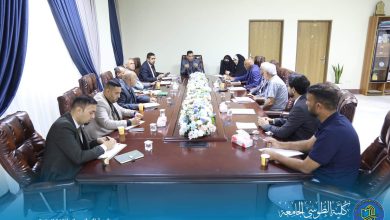 صورة مجلس الكلية يعقد جلسته الإعتيادية برئاسة السيد عميد الكلية وحضور السادة الأعضاء.