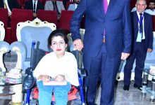 صورة رئيس جامعة القادسية يكرّم الطالبة المميزة مارسيل محمد لمشاركتها في مسابقة التحدي الكبير.