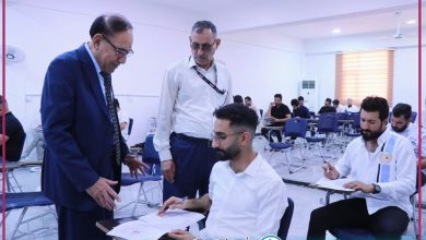صورة السيد عميد الكوت الجامعة ومعاونه العلمي يتابعان سير الامتحانات في عدد من الأقسام العلمية.