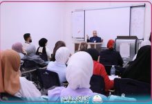 صورة ندوة علمية تقيمها وحدة التعليم المستمر في الكوت الجامعة بالتعاون مع وحدة شؤون المرأة ووحدة الإرشاد النفسي والتوجية التربوي وقسم طب الأسنان اليوم.