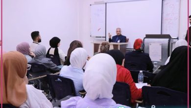 صورة ندوة علمية تقيمها وحدة التعليم المستمر في الكوت الجامعة بالتعاون مع وحدة شؤون المرأة ووحدة الإرشاد النفسي والتوجية التربوي وقسم طب الأسنان اليوم.